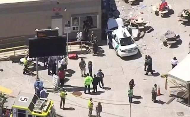 Авто влетіло у пішоходів у США: чимало людей отримали травми Авто влетіло у пішоходів у США: чимало людей отримали травми