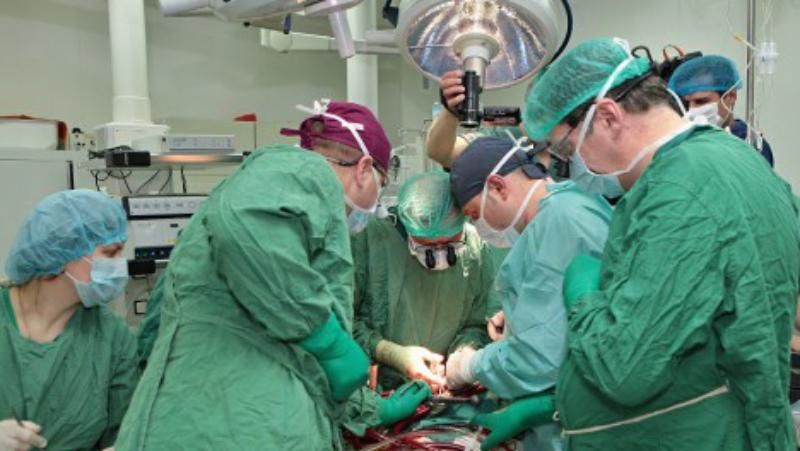 В Киев прибыли известные врачи-трансплантологи
