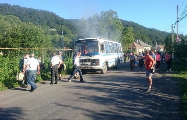 На Закарпатті просто під час руху загорівся автобус із майже сімдесятьма пасажирами: відео