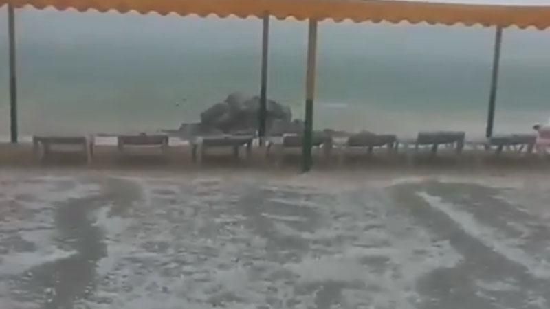 Курортне селище накрила потужна злива з градом: узбережжя ніби засипало снігом Курортне селище накрила потужна злива з градом: узбережжя ніби засипало снігом