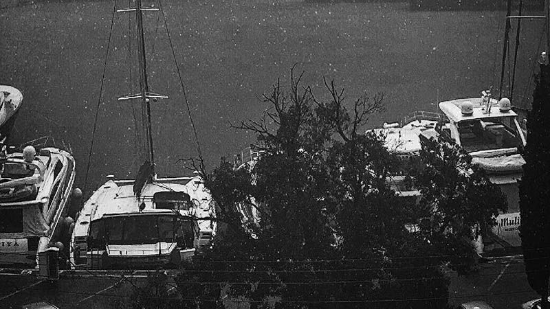 Погодный армагеддон: в Крыму шквальные грозы и град, часть населения – без света Погодный армагеддон: в Крыму шквальные грозы и град, часть населения – без света