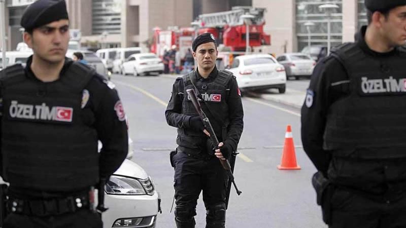 В Турции неизвестный устроил стрельбу и захватил заложников: есть погибшие