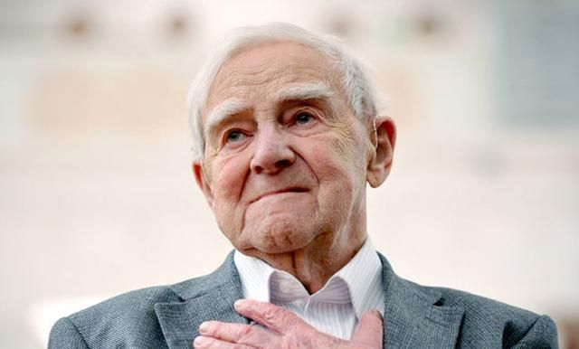 Помер російський письменник Гранін, який був проти анексії Криму Помер російський письменник Гранін, який був проти анексії Криму