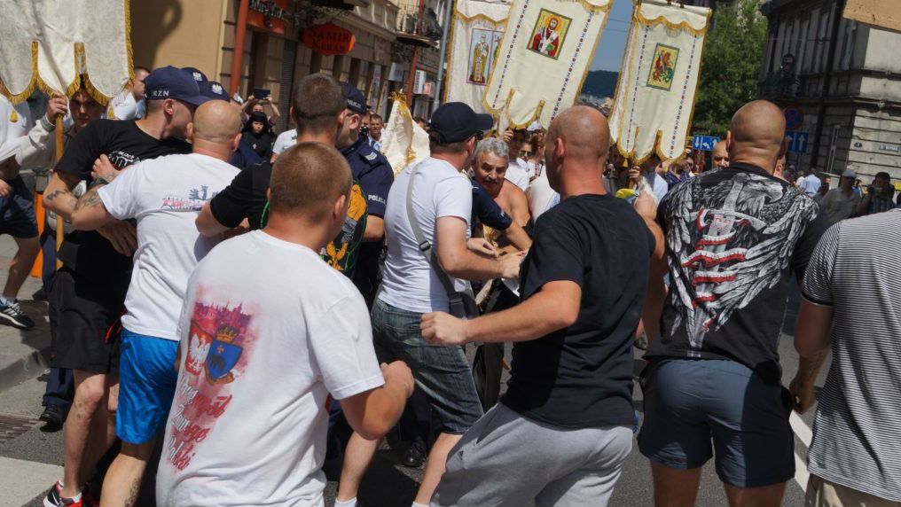 В Польше предъявили обвинения 20 нападавшим на украинскую процессию В Польше предъявили обвинения 20 нападавшим на украинскую процессию