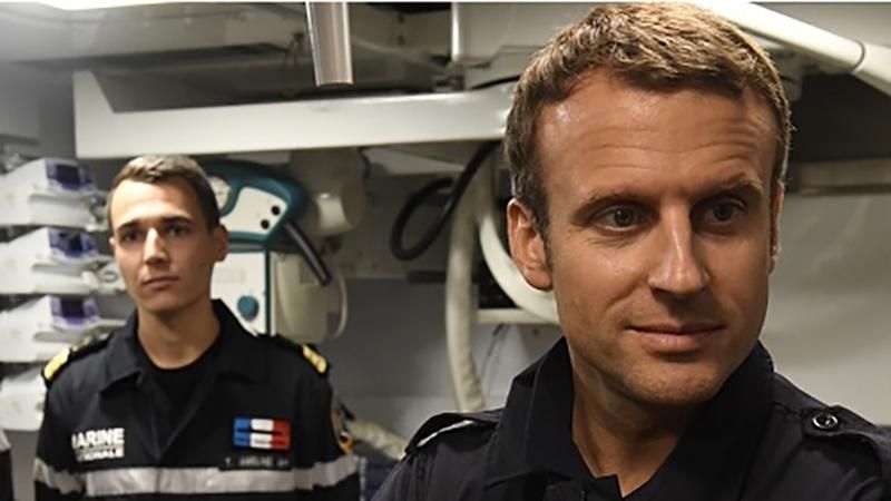 Макрон спустился под воду на атомной субмарине: появилось фото Макрон спустился под воду на атомной субмарине: появилось фото