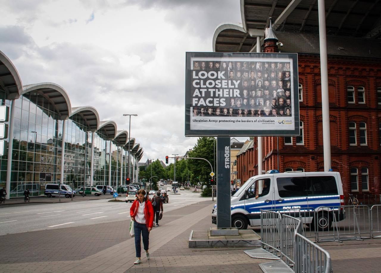 В Гамбурге появились билборды с лицами украинских воинов АТО