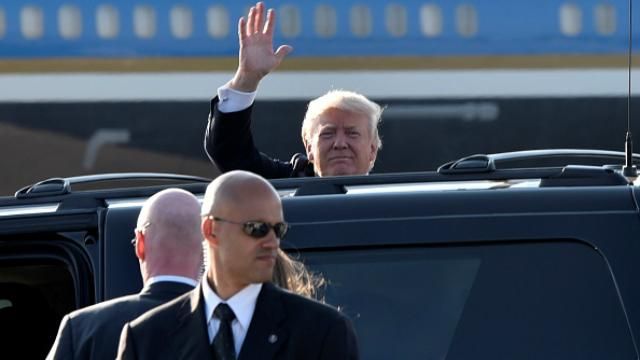 Трамп "заблудился" по дороге от самолета к лимузину: появилось курьезное видео Трамп "заблудился" по дороге от самолета к лимузину: появилось курьезное видео