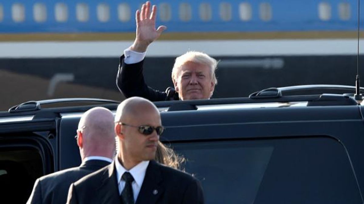 Трамп "заблудился" по дороге от самолета к лимузину: появилось курьезное видео Трамп "заблудился" по дороге от самолета к лимузину: появилось курьезное видео