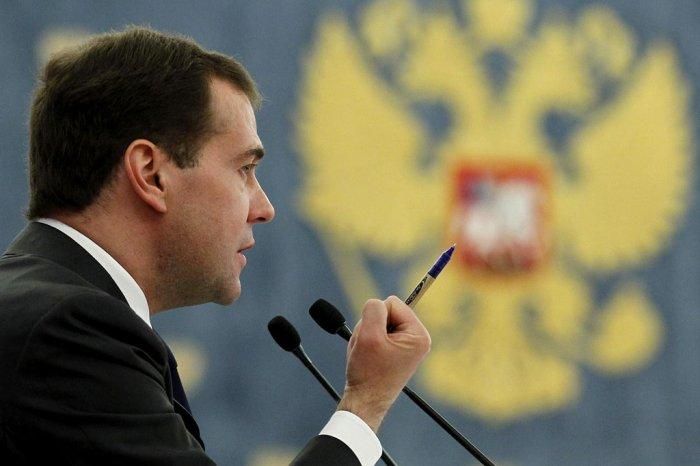 Медведєв заявив, що в уряді РФ депутати крадуть ручки