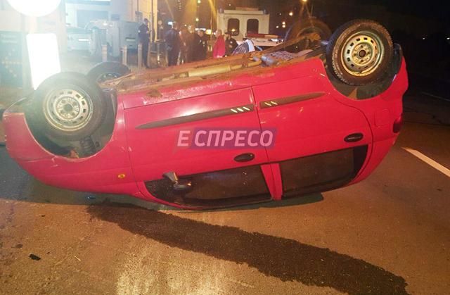 Авто на шаленій швидкості перекинулося на дах у Києві: є фото Авто на шаленій швидкості перекинулося на дах у Києві: є фото