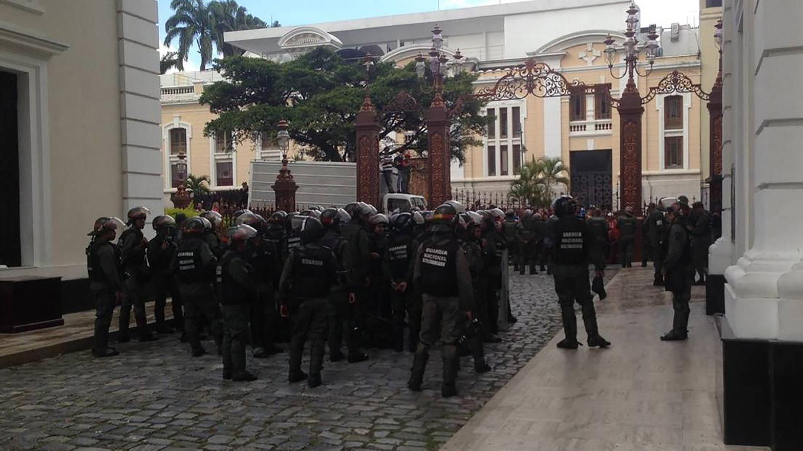 У Венесуелі озброєні люди напали на парламент: з'явились фото, відео
