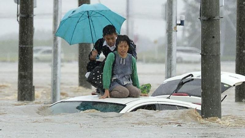 Японія потерпає від масштабної повені: з'явилось відео