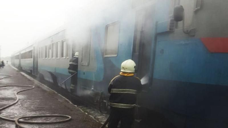 На Закарпатье во время движения загорелся пригородный поезд с пассажирами: появились фото