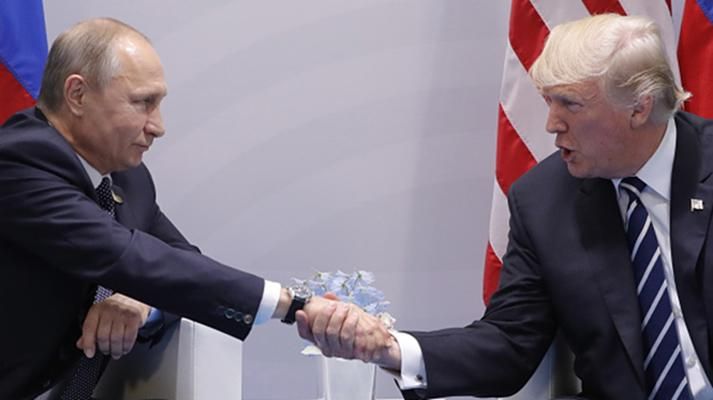 Перша зустріч Путіна та Трампа: обмін люб’язностями, рукостискання та розмови про Україну