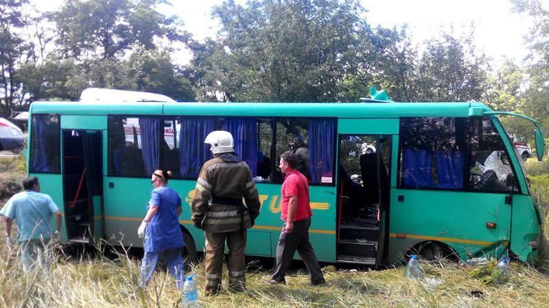 Пасажирський автобус зіткнувся з вантажівкою на Дніпропетровщині: є жертви