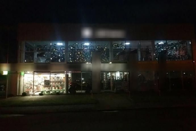 Неизвестные обстреляли магазин из гранатомета в Мукачево: фото и видео