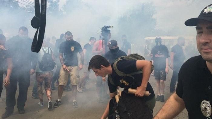 Масштабна бійка в Одесі: в хід пішли димові шашки Масштабна бійка в Одесі: в хід пішли димові шашки