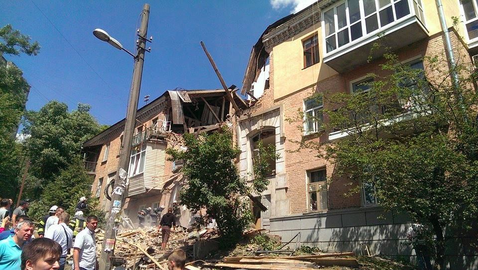 Взрыв в жилом доме Киева: известно о первой жертве, много травмированных