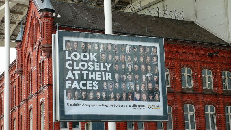 В Гамбурге на время проведения саммита G20 сняли плакат с украинским героями В Гамбурге на время проведения саммита G20 сняли плакат с украинским героями