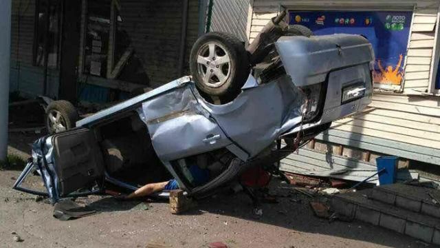 Машина протаранила кафе в Павлограде: есть погибшие