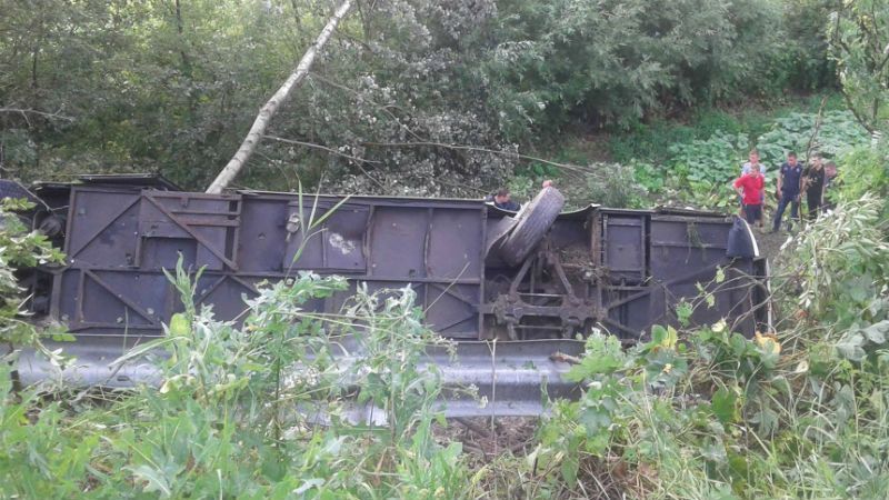 Страшна аварія на Тернопільщині: автобус з туристами з'їхав в урвище та перекинувся
