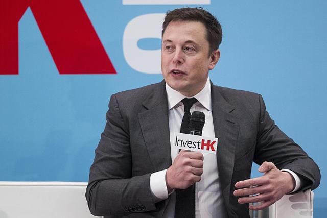 Tesla Model 3: Ілон Маск показав фото першого готового авто