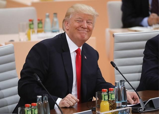 Трамп знову потрапив у курйозну ситуацію – цього разу через вітер та кашкет Трамп знову потрапив у курйозну ситуацію – цього разу через вітер та кашкет