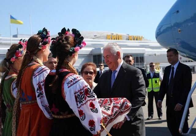 Тіллерсон прилетів до Києва: з’явилися фото Тіллерсон прилетів до Києва: з’явилися фото