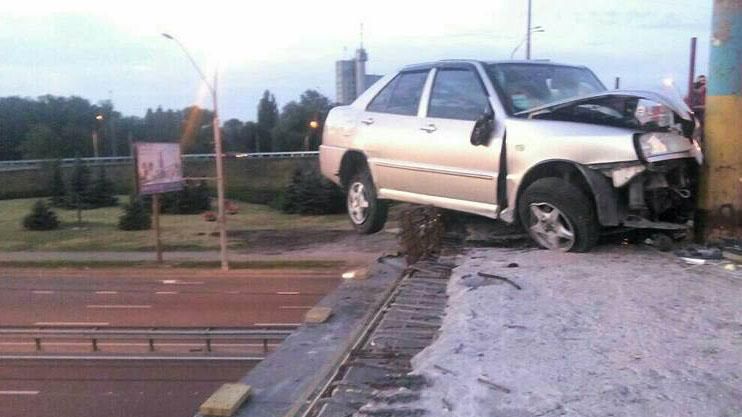 Авто чуть не сорвалось с моста в Киеве: опубликованы жуткие фото