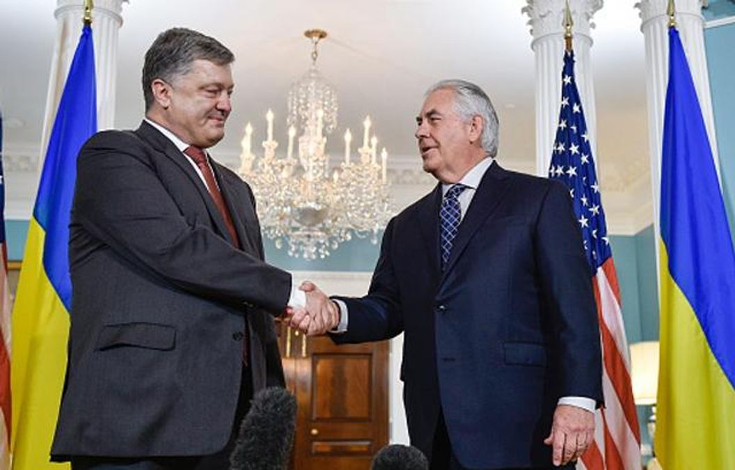 Порошенко зустрів Тіллерсона на порозі своєї адміністрації: опубліковано відео Порошенко зустрів Тіллерсона на порозі своєї адміністрації: опубліковано відео