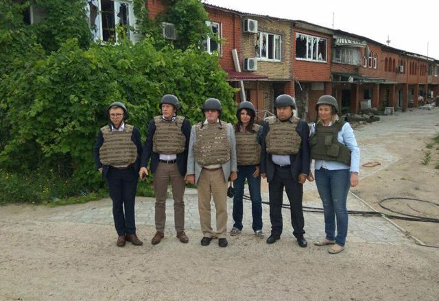 "Європейський десант": в зону АТО прибули депутати Європарламенту "Європейський десант": в зону АТО прибули депутати Європарламенту