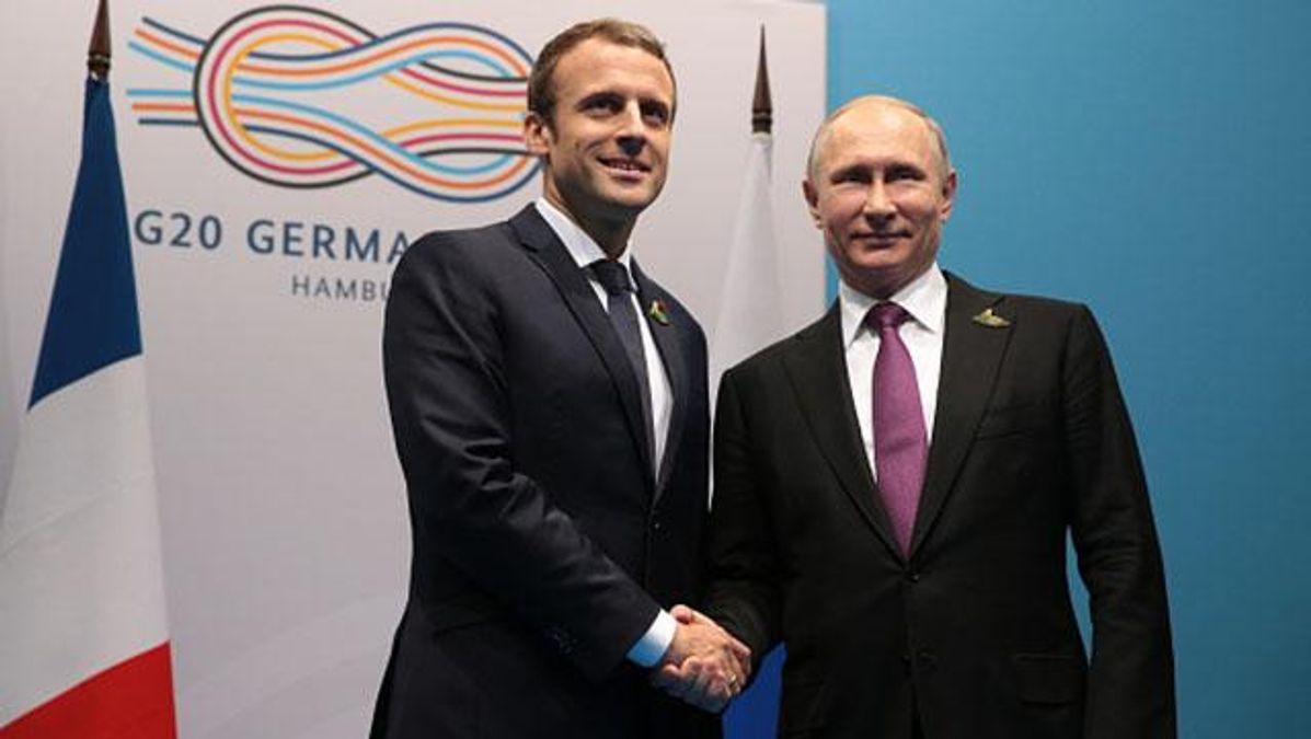 Двойник или каблуки: в сети ломают голову над фотографией Путина Двойник или каблуки: в сети ломают голову над фотографией Путина