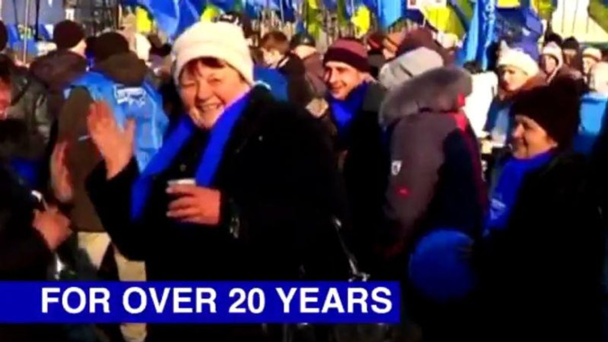 Конфуз дня: В НАТО використали бабусь Януковича, вітаючи українців Конфуз дня: В НАТО використали бабусь Януковича, вітаючи українців