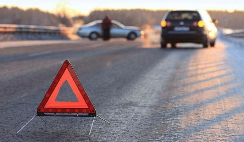 На Львівщині маршрутка в’їхала в дерево, постраждали 10 людей