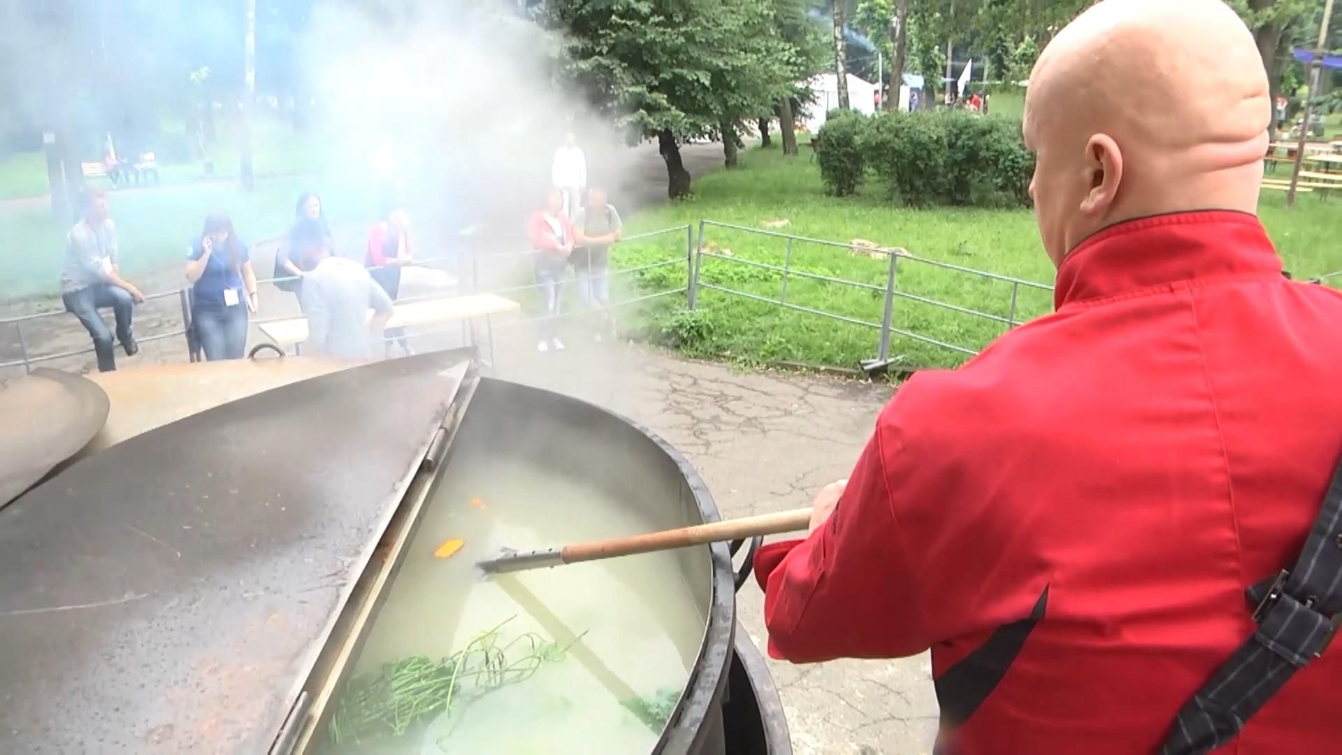 У Тернополі приготували найбільшу уху в Україні У Тернополі приготували найбільшу уху в Україні