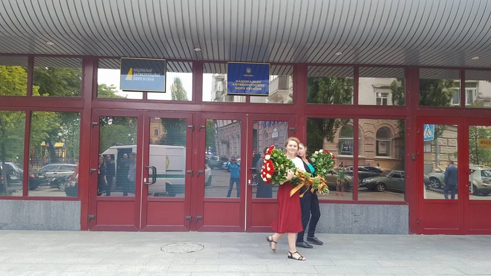 Журналісти зробили незвичний подарунок для "агента Катерини", яка викрила корупційні схеми Розенблата