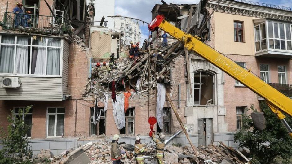Зруйнований будинок у Києві знесуть: куди податися мешканцям