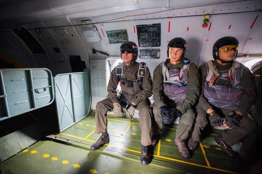 Нацгвардійці вперше в історії десантувалися з літака Нацгвардійці вперше в історії десантувалися з літака