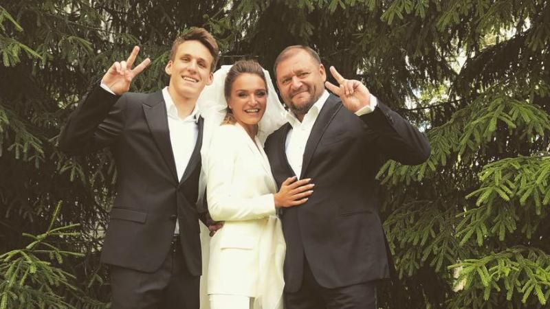 Дочь Добкина похвасталась, как в штанах и кроссовках шла под венец Дочь Добкина похвасталась, как в штанах и кроссовках шла под венец