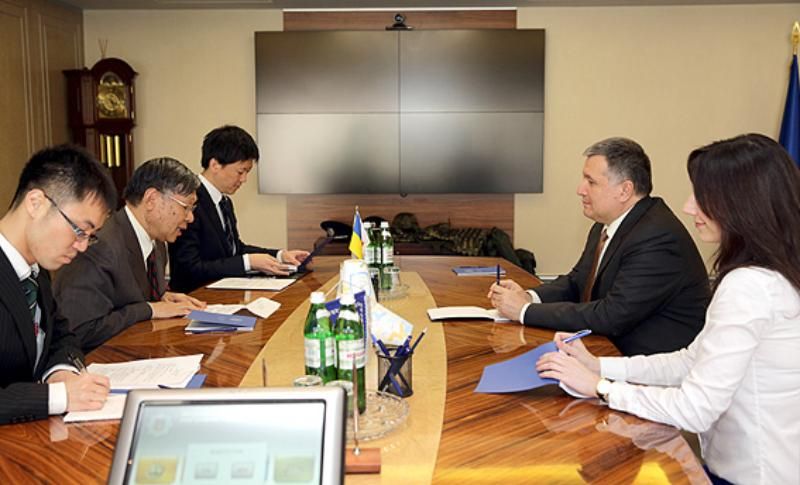 Посол Японії відвідає зону АТО та запропонував МВС фінансову підтримку у сфері реформ
Посол Японії відвідає зону АТО та запропонував МВС фінансову підтримку у сфері реформ