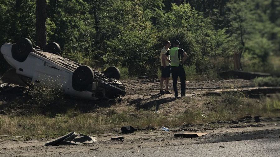 Автомобіль зніс дерева та перекинувся на дах під Києвом 