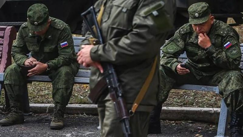 Пьяные россияне забирают оружие и деньги у террористов на Донбассе