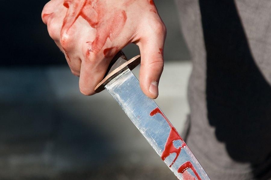 Кривава драма у Києві: боєць АТО зарізав жінку і перерізав собі вени Кривава драма у Києві: боєць АТО зарізав жінку і перерізав собі вени