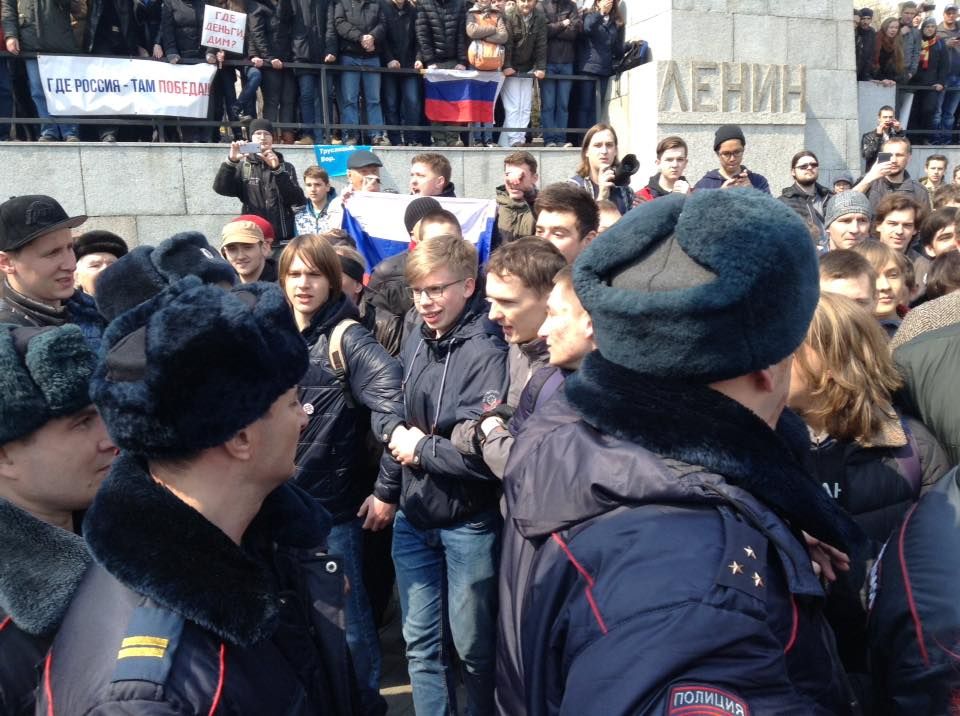 Нехай сидять вдома: більшість росіян висловилось проти участі молоді в мітингах 