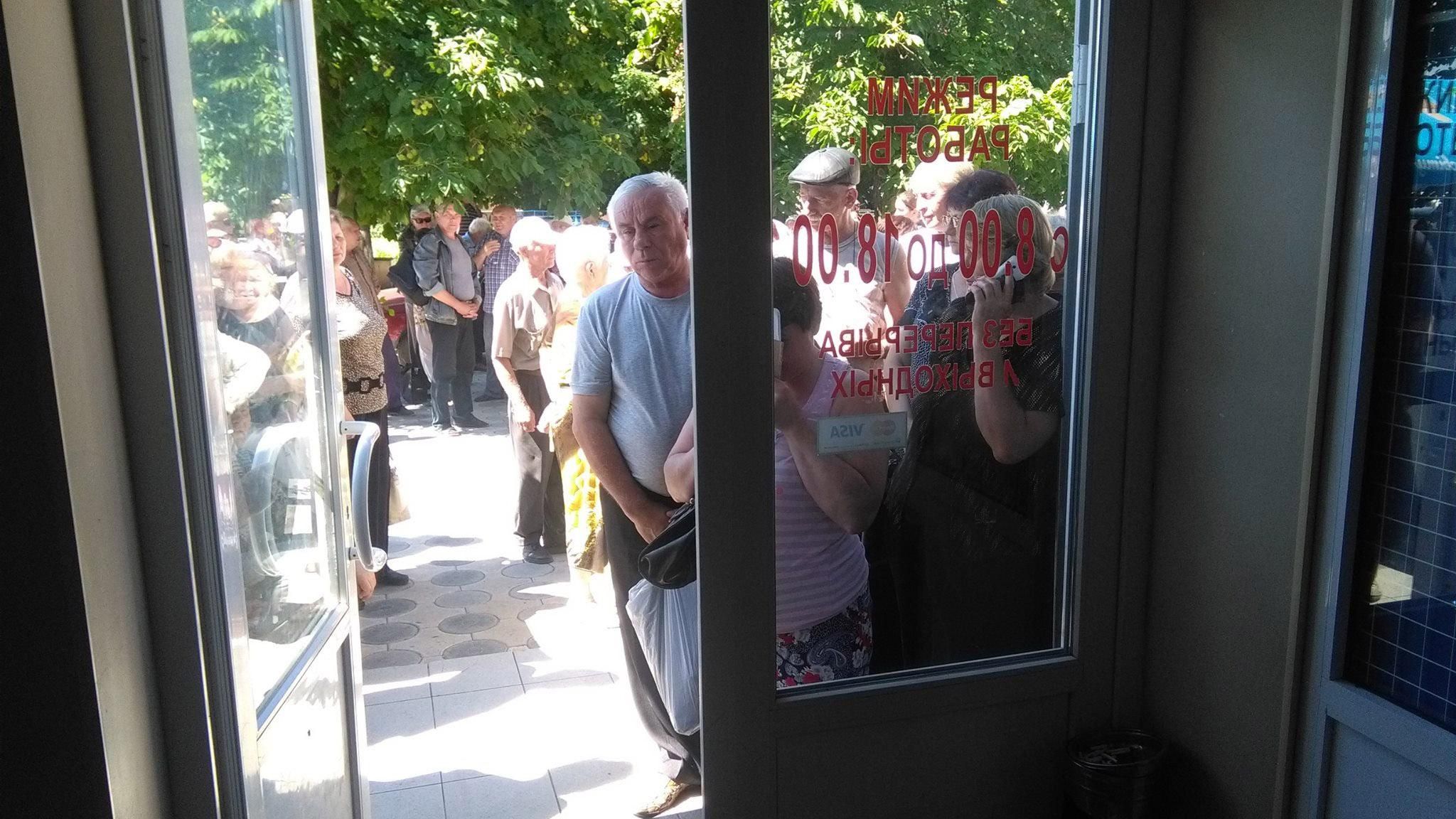 Як пенсіонери з "ЛНР" штурмують банкомат за українською пенсією: фотофакт