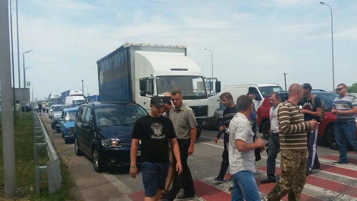 АТОвці перекрили трасу Київ – Чоп під Житомиром АТОвці перекрили трасу Київ – Чоп під Житомиром