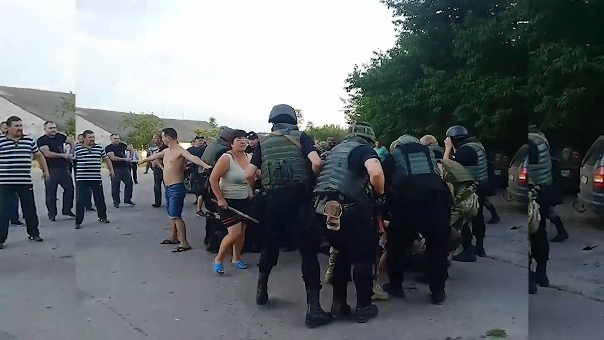 Кривава бійня на Кіровоградщині: селяни проти підданців Авакова Кривава бійня на Кіровоградщині: селяни проти підданців Авакова