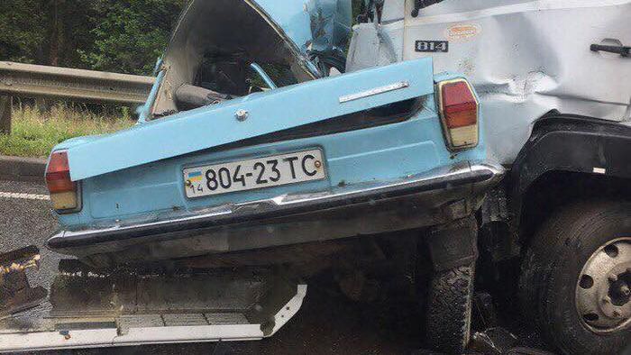Страшная смертельная авария под Львовом: грузовик смял легковушку с людьми
