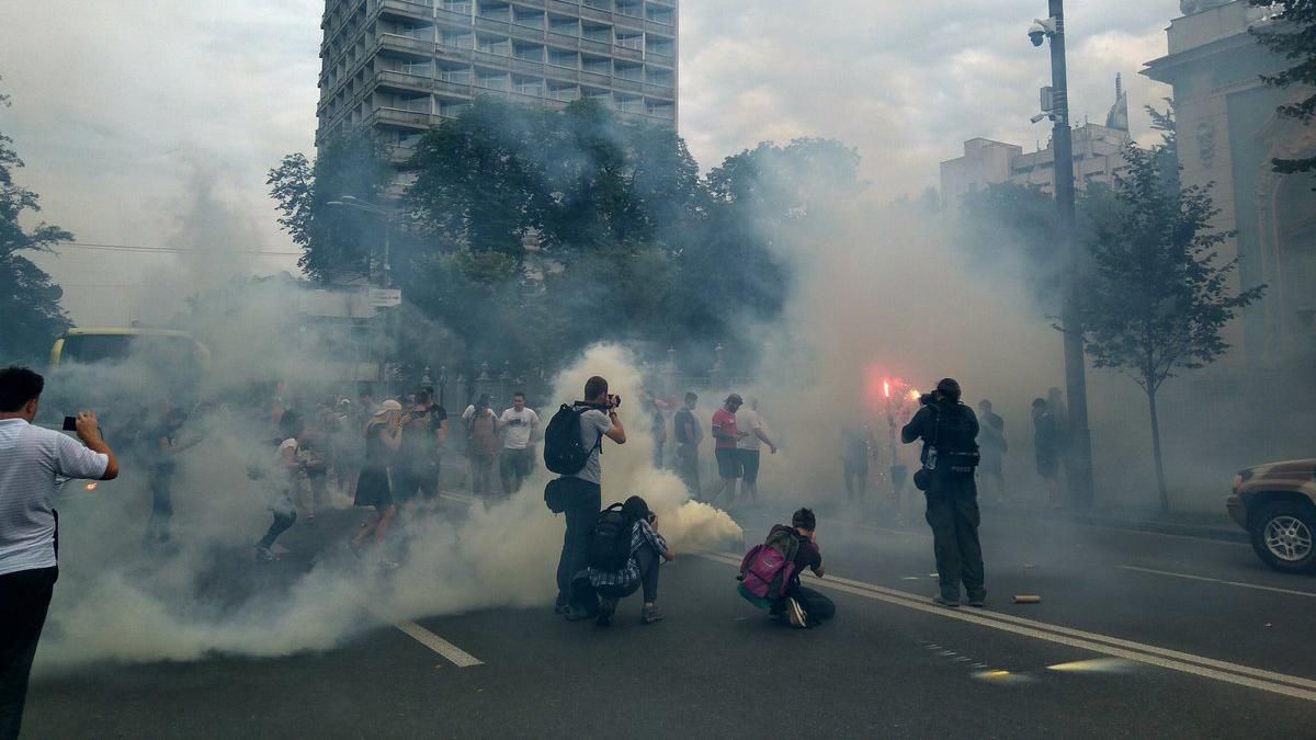 Под Верховной Радой митинг, загорелись дымовые шашки: зрелищные фото