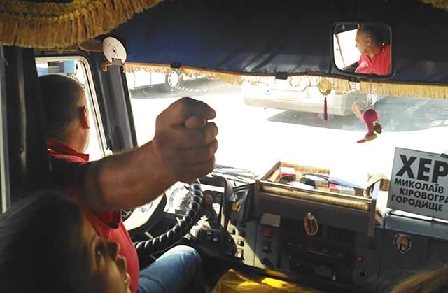 Обзывал участников АТО и тыкал им фиги: в Херсоне уволен водитель автобуса Обзывал участников АТО и тыкал им фиги: в Херсоне уволен водитель автобуса